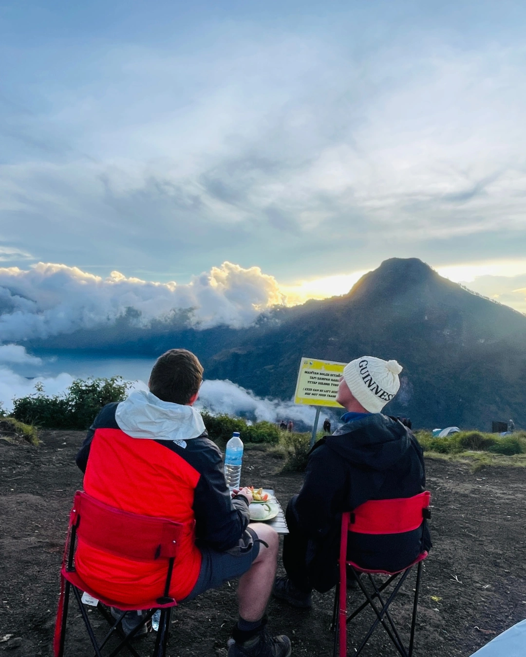 A Guide to Choosing Your Rinjani Trek: The Difference Between Open Trips and Private Trips